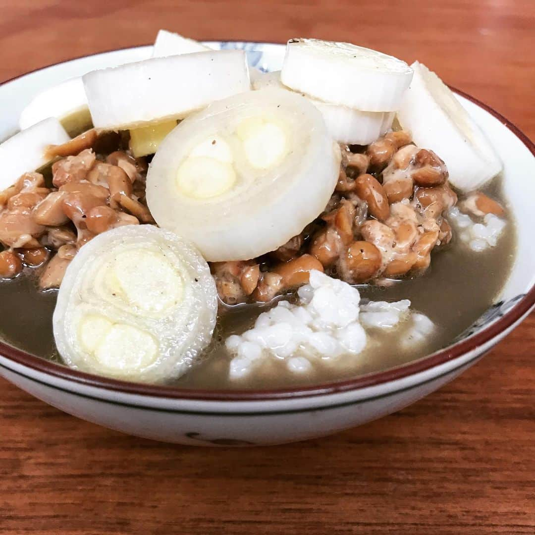 桜井誠さんのインスタグラム写真 - (桜井誠Instagram)「新年一発目の麺活は、自宅で自作ラーメン。年越し用にとった鶏ガラスープと煮干しスープを使って長尾中華そばリスペクトを製作！ ゴグニボまで行きたかったけど、こく煮干しとの間くらいの仕上がり。しかしこりゃ美味い🍜  煮干しのえぐみや苦味が抑え目だったのは、平子干しオンリーだったからかな。 次は背黒や白口など混ぜて作ってみて、その変化を楽しみたい。 そしてシメはお決まりのニボ納豆飯！（通称通風飯） 残ったスープを引き割り納豆を乗せたご飯にジャバジャバと！ぶっとく切ったネギも残しておいて一緒にかきこむ！美味すぎて一瞬で無くなった！ んで食後の感想と言えば、長尾行きたいw #ラーメン #ramen #自作ラーメン #麺活 #長尾中華そば #煮干しラーメン」1月2日 11時48分 - m_sakurai_da