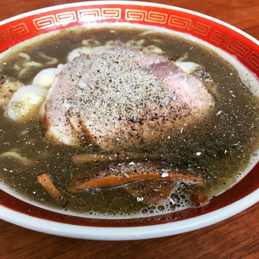 桜井誠さんのインスタグラム写真 - (桜井誠Instagram)「新年一発目の麺活は、自宅で自作ラーメン。年越し用にとった鶏ガラスープと煮干しスープを使って長尾中華そばリスペクトを製作！ ゴグニボまで行きたかったけど、こく煮干しとの間くらいの仕上がり。しかしこりゃ美味い🍜  煮干しのえぐみや苦味が抑え目だったのは、平子干しオンリーだったからかな。 次は背黒や白口など混ぜて作ってみて、その変化を楽しみたい。 そしてシメはお決まりのニボ納豆飯！（通称通風飯） 残ったスープを引き割り納豆を乗せたご飯にジャバジャバと！ぶっとく切ったネギも残しておいて一緒にかきこむ！美味すぎて一瞬で無くなった！ んで食後の感想と言えば、長尾行きたいw #ラーメン #ramen #自作ラーメン #麺活 #長尾中華そば #煮干しラーメン」1月2日 11時48分 - m_sakurai_da