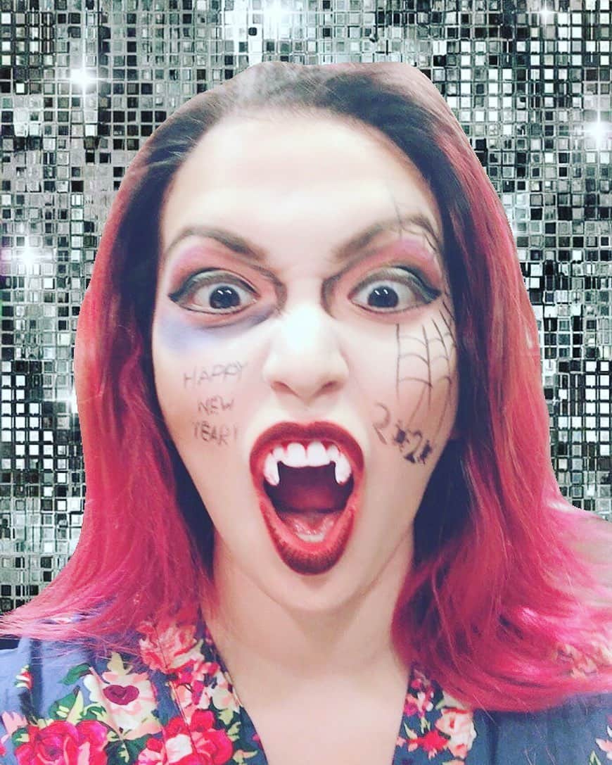 のインスタグラム：「博多座初日を迎えました！  ありがとうございました！😍 2020年一発目のヴァンパイアメイクお絵かき🧛‍♀️💄 2020のゼロ達が、、、🕷😧 本日13:30公演。博多座でお待ちしてます！！㊗️ #ダンスオブヴァンパイア #tdv #tanzdervampire #happynewyear #あけましておめでとう #ハッピーニューイヤー #2020 #新年 #vampire #vampiremakeup #fun #博多座」