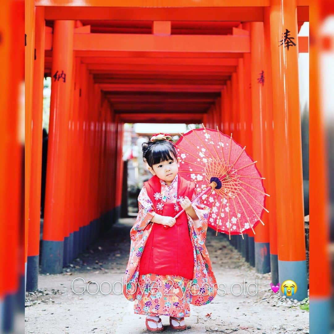 Yuka Maeda ::manicurelistのインスタグラム：「2019年はウチの👧🏻も、2歳を迎えることができ 無事七五三も終えました🥰  寝てるとき、動画を見ているとき以外は すべての時間をお喋りしてる彼女（笑） 何を言ってるのかわからない時もあるけど頑張ってお話ししてくれる👧🏻が愛しくてたまらんです😭💓 スーパーで泣き叫び寝転んで手足バタバタするやつを本当にやってのけたし すべてのわたしの提案を一度はイヤ！と言うし 歯磨きとお風呂は大嫌いやし ご飯は食べないけどケーキとチョコレートは食べるとか言うし 毎日毎日大変ですが😅  いろんな方にこれくらいの時はほんとにかわいいねー🥰って言ってもらえるので わがまま放題でうんざりオエーーー🤮ってなる瞬間もあるけど うん、確かに可愛い（笑）と親バカな毎日を送ってます🙄💓 3歳を迎える今年は一緒に何ができるかな🥰 おかあちゃん楽しみだよ☺️」