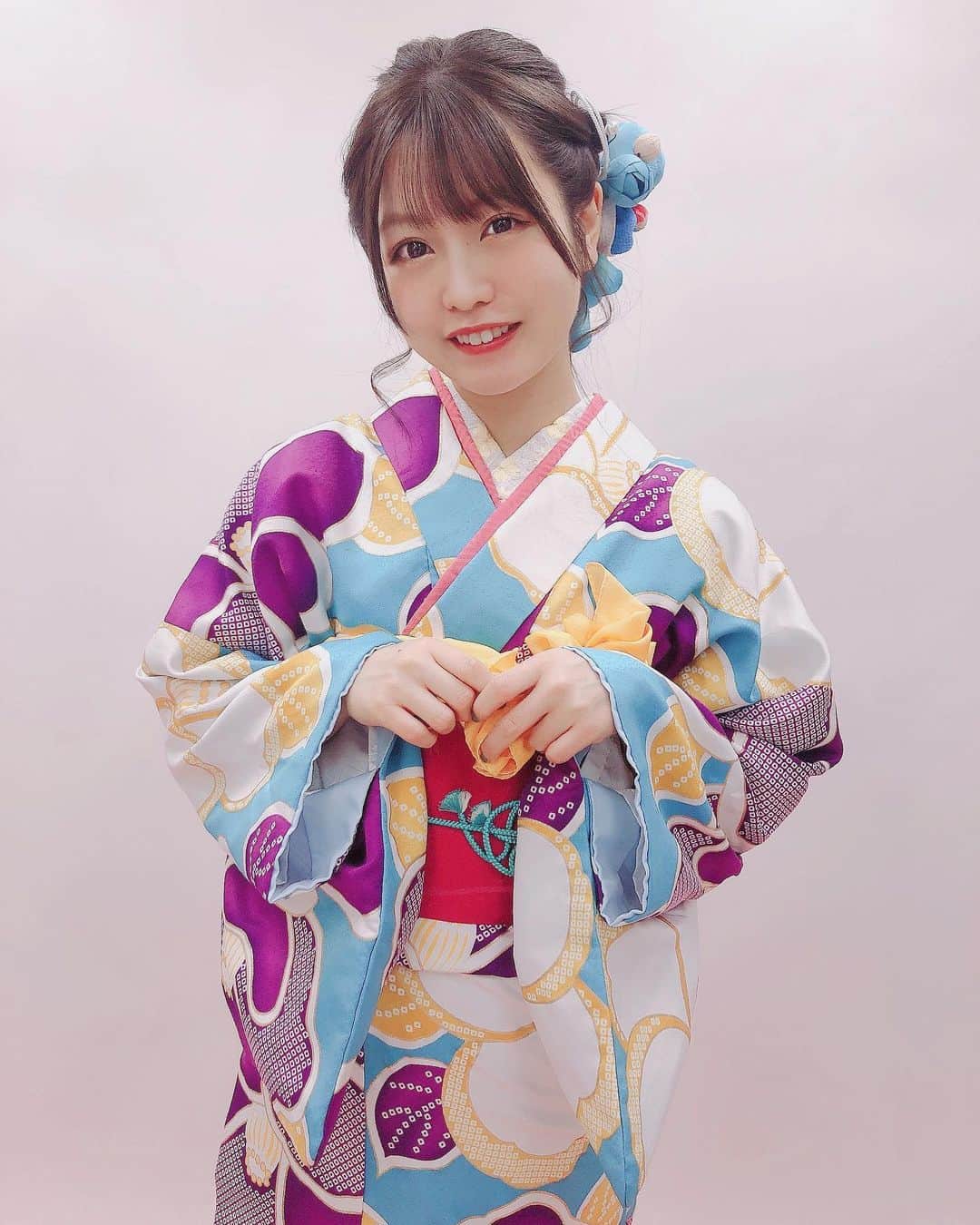 弘松菜摘のインスタグラム：「﻿ ２０２０年﻿ あけましておめでとうございます🎍💓﻿ ﻿ ﻿ 2019年は﻿ 自分のソロ曲発売に始まり﻿ バクステ外神田一丁目の新曲リリース﻿ 舞台を４本﻿ #メンテナンス 加入﻿ #クイーンズクライマックス﻿ の四日間予想会MC﻿ ﻿ などなど本当に活躍の場を﻿ 広げられた一年だと思いました。﻿ ﻿ たくさんの方にお世話になりました﻿ ファンの方にもたくさん支えられました﻿ ﻿ 弘松に関わってくださった﻿ 全ての感謝の気持ちです。﻿ ありがとうございます！﻿ ﻿ ﻿ 2020年は大きな決断をして﻿ 大好きな場所を離れます。﻿ ﻿ 自分自身何倍も成長できるように﻿ もっともっと努力していきます！﻿ ﻿ ﻿ これからもどうぞよろしくお願いします！﻿ たくさん笑える2020年でありますように！！﻿ ﻿ ﻿ #2020 #着物 #元旦 #着物ヘア﻿ #ahappynewyear #新年 #晴れ着 #kimono #idol #kawaii #followｍe」