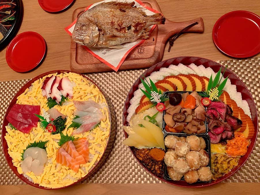 百合華さんのインスタグラム写真 - (百合華Instagram)「今年のお正月も百合譁ひとりでお節料理を作りました🥰﻿ ﻿ 油断してリビングテーブルの端に置いていたお刺身を愛蘭たんに盗まれてしまい、ちらし寿司の具がスカスカになってしまったのも新年から微笑ましいご愛嬌ww❤️ ﻿ ﻿ 食後はお師匠様のママから分けてもらった手作りお餅を使ったおぜんざい&ベトナムコーヒーをいただきながらまったりタイム☕️💕 ﻿ ﻿ #謹賀新年﻿ #謹賀新年2020 ﻿ #お正月﻿ #お節料理﻿ #おせち ﻿ #手作りお節﻿ #ちらし寿司﻿ #お刺身﻿ #ご愛嬌﻿ #お餅﻿ #手作りお餅﻿ #おぜんざい﻿ #ぜんざい﻿ #ベトナムコーヒー﻿ #まったりタイム﻿」1月2日 12時07分 - yurika.lovelily