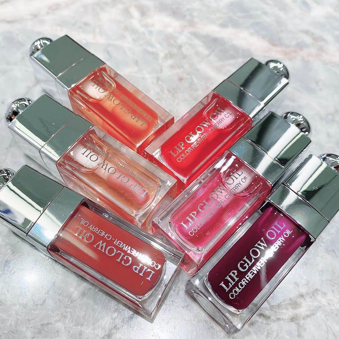 のインスタグラム：「Diorの新作のリップオイル全色GET💕💋 YouTubeでレビューします💋 年始早々欲しかったもの買えて嬉しい♥️ 2枚目の写真左から 012: ローズウッド 001: ピンク 004: コーラル 015: チェリー 007(限定色): ラズベリー 006: ベリー どの色も可愛くて使うの楽しみ💗🧡💜 #diormakeup #dior #リップオイル」