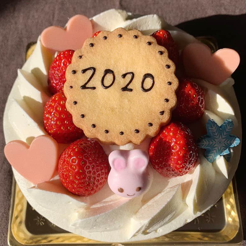 豊泉志織さんのインスタグラム写真 - (豊泉志織Instagram)「明けましておめでとうございます。 . 2020年 わたしらしくありのままに 進んで行けたらなと思います⚑ 今年も宜しくお願い致します！ #2020#happynewyear」1月2日 12時22分 - shiori_toyoizumi