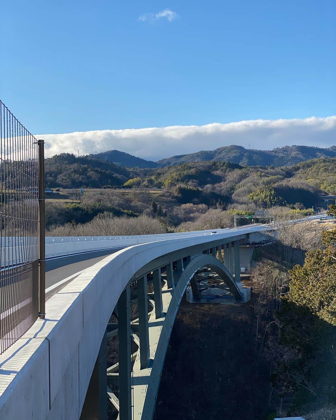 ニッチロー'さんのインスタグラム写真 - (ニッチロー'Instagram)「地元に出来た新観光名所へ！  天龍峡大橋の下の遊歩道 【そらさんぽ天龍峡】  天竜川からの高さ80m！  絶景が待っていました📸  寒いので橋のふもとに天竜峡温泉の足湯があれば最高♨️ 地元を味わえる飯田焼肉、信州そば、五平餅やカフェなどお店があればより一層盛り上がりそうですね！  #天龍峡大橋  #そらさんぽ天龍峡  #天龍峡 #天竜峡  #天竜川 #飯田市 #日本一の焼肉の街  #ニッチロー'」1月2日 12時26分 - nicchiro5.1