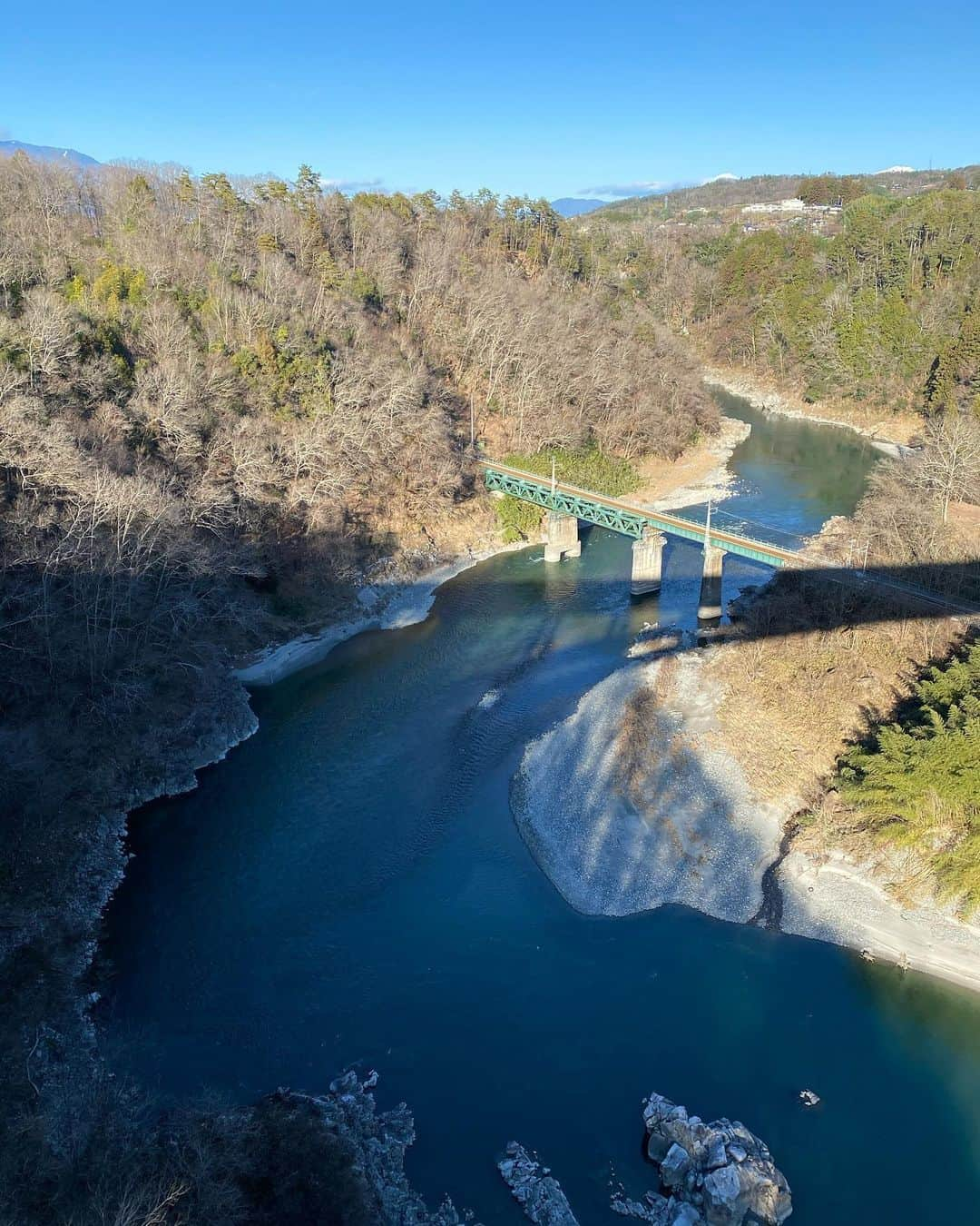 ニッチロー'さんのインスタグラム写真 - (ニッチロー'Instagram)「地元に出来た新観光名所へ！  天龍峡大橋の下の遊歩道 【そらさんぽ天龍峡】  天竜川からの高さ80m！  絶景が待っていました📸  寒いので橋のふもとに天竜峡温泉の足湯があれば最高♨️ 地元を味わえる飯田焼肉、信州そば、五平餅やカフェなどお店があればより一層盛り上がりそうですね！  #天龍峡大橋  #そらさんぽ天龍峡  #天龍峡 #天竜峡  #天竜川 #飯田市 #日本一の焼肉の街  #ニッチロー'」1月2日 12時26分 - nicchiro5.1