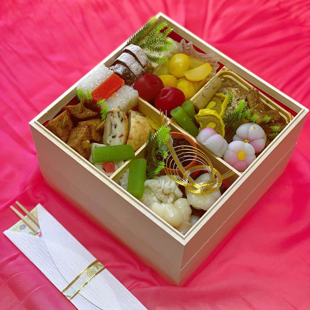 mimeiのインスタグラム：「a new years feast 🎍#おせち料理 #最高」