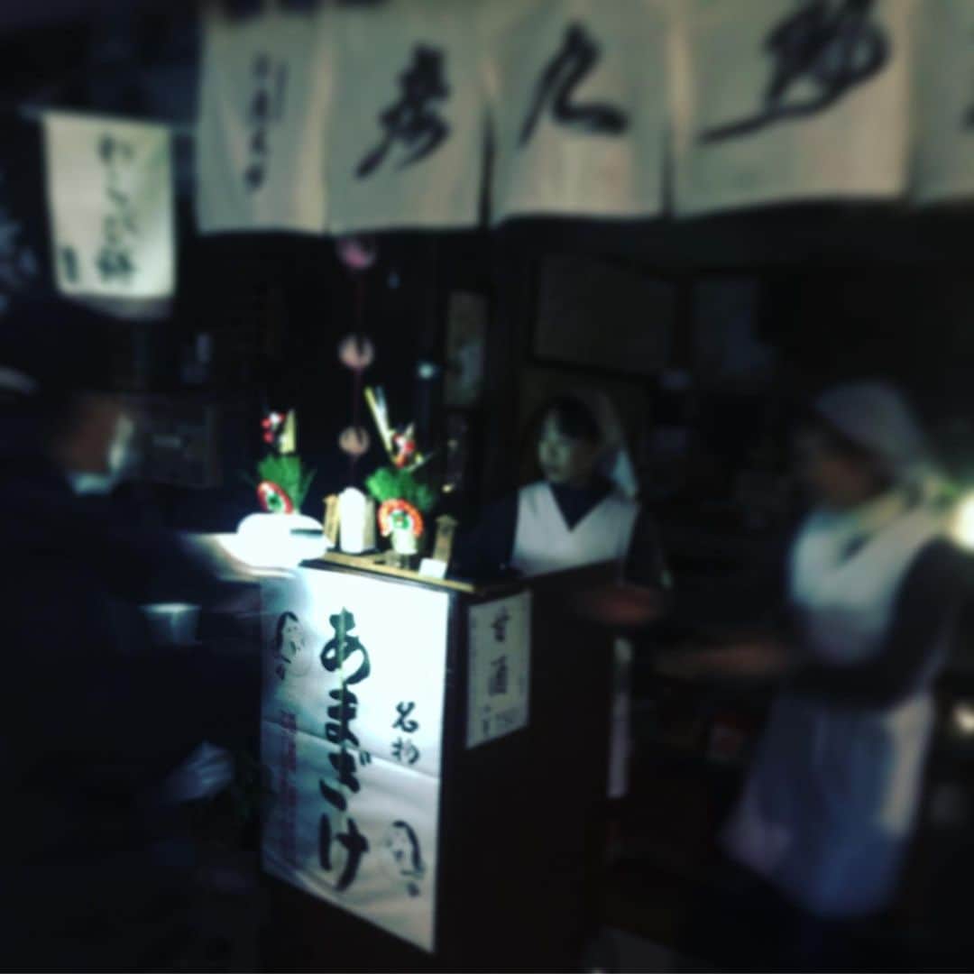 ミラクルひかるさんのインスタグラム写真 - (ミラクルひかるInstagram)「甘酒を求めて #甘酒横丁  へ。  えっ！💦どこもお休みぃ？ と思ったら  若旦那の掛け声！ 停電中でした。っほ。」1月2日 12時31分 - miracle_hikaru_official