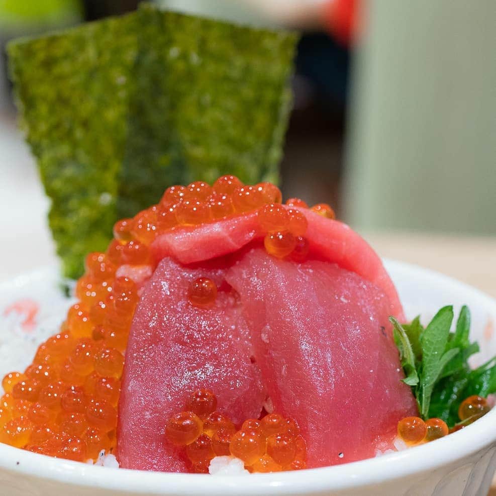 のインスタグラム：「お正月はマグロが食べたくなりますね。グランメゾン東京の影響でしょうか♪  年越しそばにはきくらげがたっぷり。きくらげの食物繊維はごぼうの3倍！ビタミンDは食品の中でもトップクラス！鉄分、カルシウムもたっぷりの実は凄い食品なのです♪  母のお雑煮はどんな料理屋さんもかないません。  2020年は、整腸効果たっぷりのきくらげを沢山食べましょう♪」