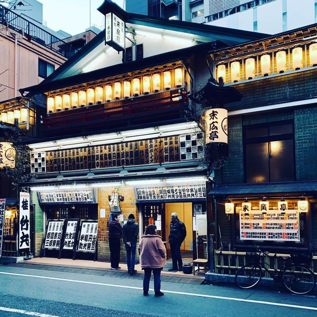 渡辺祐さんのインスタグラム写真 - (渡辺祐Instagram)「新宿 元日風景 #末廣亭 #花園神社 そして「岐阜屋」はやってるなあ。みんな提灯黄色い。」1月2日 12時36分 - task_watanabe