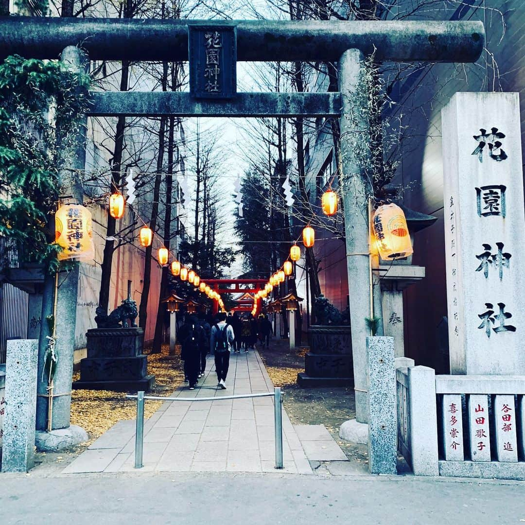 渡辺祐さんのインスタグラム写真 - (渡辺祐Instagram)「新宿 元日風景 #末廣亭 #花園神社 そして「岐阜屋」はやってるなあ。みんな提灯黄色い。」1月2日 12時36分 - task_watanabe