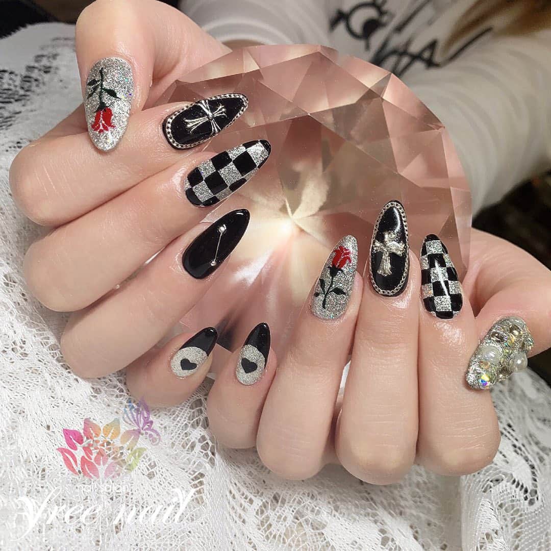 free nail フリーネイルのインスタグラム：「. 謹賀新年🎍🌅 . freenail堀江本店、難波店は、明日1/3(金)10時より営業です⛄️❄️ . 新年の開運ネイルはfreenailにお任せください💅🏻🤩🌟 . ご来店お待ちしております🙇🏻‍♀️🙇🏻‍♀️🙇🏻‍♀️💗 . . ※1/3はネイルのみとなります。アイ、エステのご予約は、4日より承ります。その他店舗の営業開始詳細はHPをご確認ください。 . . #ネイルアート #ジェルネイル #ネイルサロン #大阪ネイルサロン #ネイルデザイン #ネイルチェンジ #グリッターネイル #ギラギラネイル #シルバーネイル #ブラックネイル #デザインネイル #トレンドネイル #シンプルネイル #おしゃれネイル #ロングネイル #ネイルパーツ #開運ネイル #冬ネイル #winternails #nailsart #nailsdid #美甲 #日式美甲 #日式美甲胶 #日本美甲师 #日本美甲老师 #美甲上课 #日本胶 #フリーネイル #freenail」