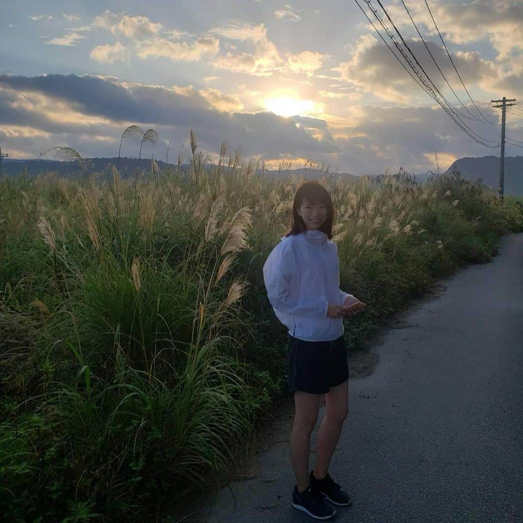 巻野わかばさんのインスタグラム写真 - (巻野わかばInstagram)「🌈２０２０年🌈あけましておめでとうございます🤗  2枚目は沖縄に住むお友達が書いたイラスト😃 　今年も皆さまにとって、健康で幸せな毎日になりますように💓  #楽しいお正月をお過ごしください✨ #沖縄#NEWENDもとぶ店#NEWEND #okinawa#running#training#jogging」1月2日 12時44分 - _wakaba__