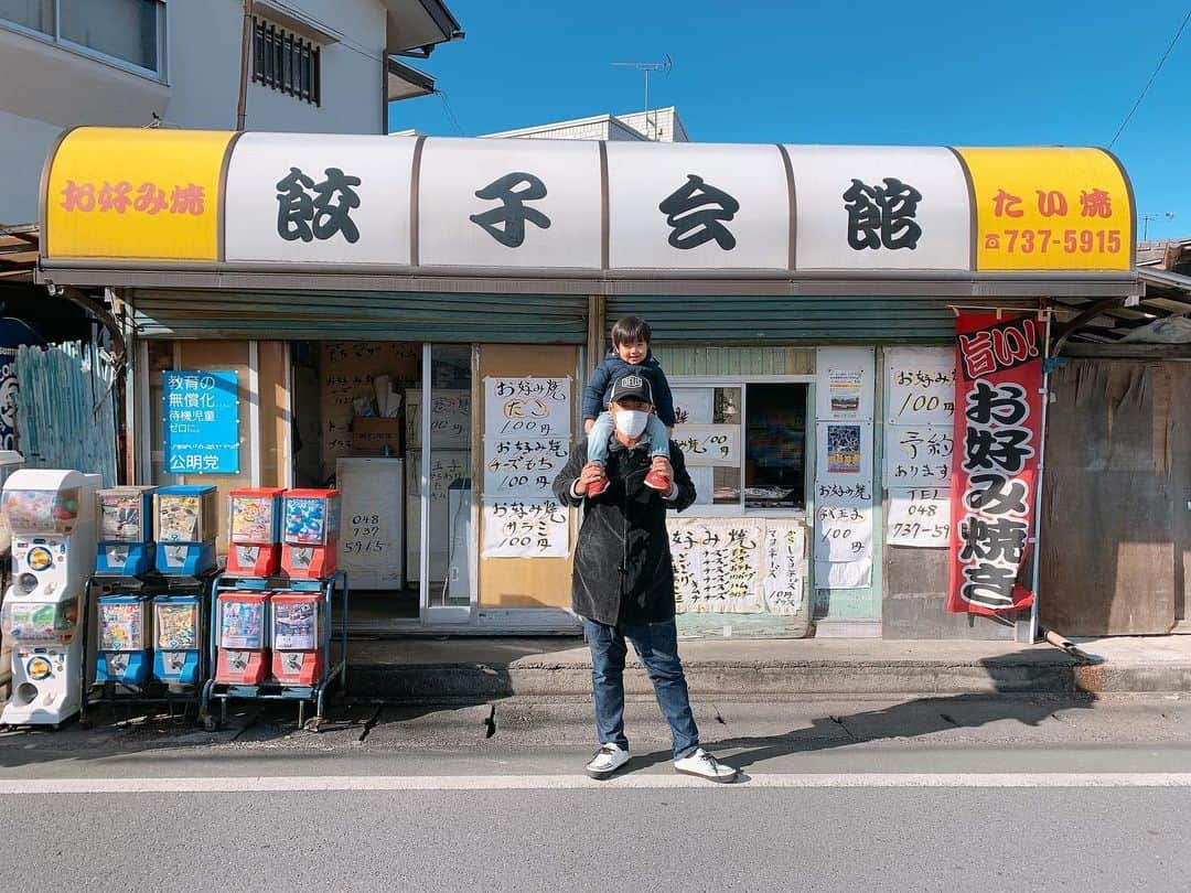 永井佑一郎さんのインスタグラム写真 - (永井佑一郎Instagram)「地元春日部に家族で帰ってきたよ！  餃子会館の前で音吉とパシャリ📸  #春日部 #地元 #藤の牛島 #餃子会館 #音吉 #happynewyear」1月2日 12時49分 - yuichirou_nagai