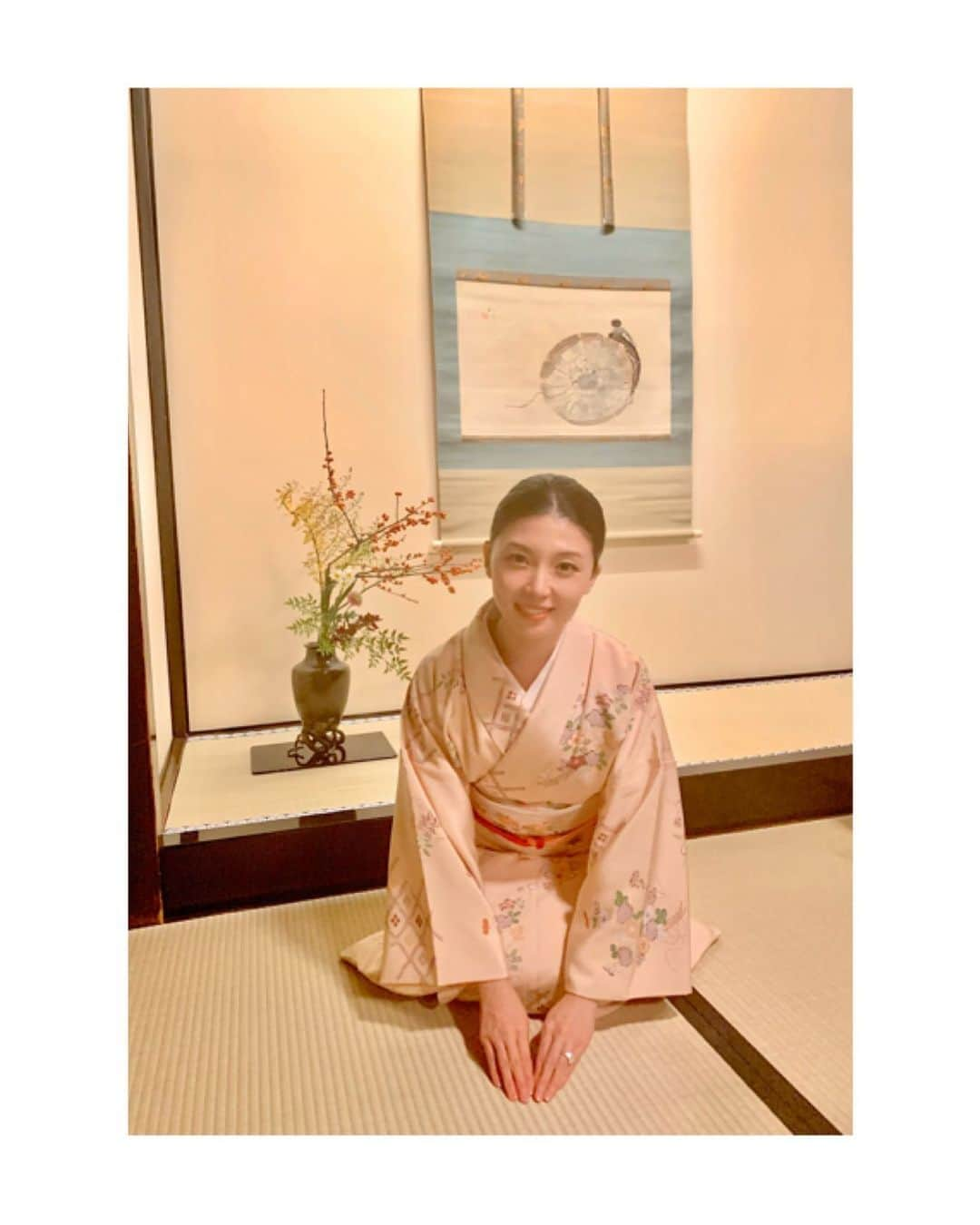 川村亜紀さんのインスタグラム写真 - (川村亜紀Instagram)「新年おめでとうございます。 皆さまにとりまして良き一年となりますようお祈り申し上げます。 #新年おめでとうございます #令和2年  #謹賀新年 #2020  #お着物 や #花街 #歌舞伎 など #日本の伝統 が長く守られ受け継がれますように。 #kimono #kimonocordinate #japanesekimono #japanesetradition #beautifultradition #lovekimono  #instakimono  #お着物 #お着物コーディネイト #日本の伝統 #守るべきもの #帯とお着物 #帯締めと帯揚げ #お草履とバッグ #帯留め #組み合わせが楽しい  #袷 #小紋 #染め帯 #花筏 #長吉呉服店 さん #きねや さん #亜紀の和装記録」1月2日 13時05分 - _aki1015_