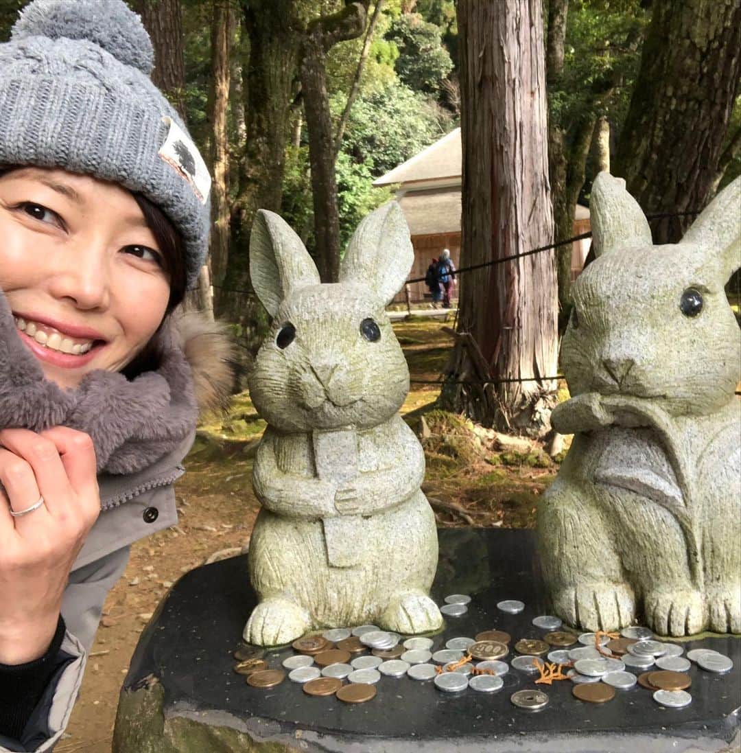 のインスタグラム：「新年明けましておめでとう御座います。本年もどうぞ宜しくお願い申し上げます🎍  2020年ですね、皆様いかがお過ごしですか？ 私は『出雲大社』へ参拝してきました。縁結びで知られていますが、男女だけでなく、全ての生けるものの縁を結ぶと言われています。今年も公私共に多くの方々と出会い、良いご縁に恵まれますように😊。 因幡国なので、うさぎの石像が何体もあり可愛かったです。 帰りの飛行機から美しい富士山が見えました。 #清水春名 #ウォーキングスタイリスト #ハルシェンテ #モデルインストラクター協会 #ウォーキング講師 #ウォーキングインストラクター  #モデル講師 #富士山  #因幡の白うさぎ #2020年 #出雲大社 #おみくじは大吉とか書いてないやつ」