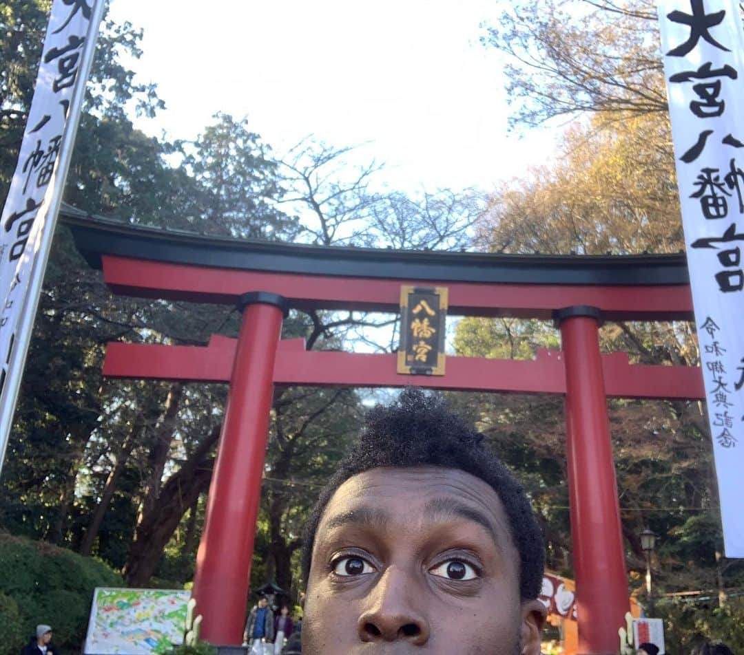 アイク・B・ヌワラのインスタグラム：「中岡一般で初詣行っちゃいやしたぁ⛩  #初詣 #中岡一般 #大宮八幡宮 #キューティー上木さんの頭光りすぎてライジングサンやないか！ #RisingSun」