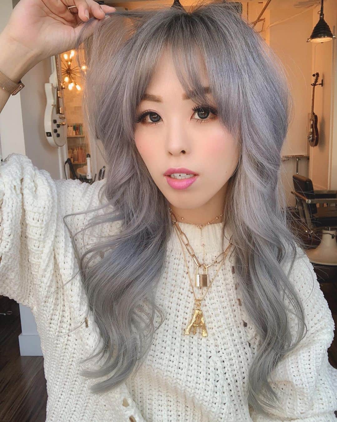 AikA♡ • 愛香 | JP Blogger • ブロガーさんのインスタグラム写真 - (AikA♡ • 愛香 | JP Blogger • ブロガーInstagram)「HAPPY NEW YEARS BABES 💞 🎉✨ New year, who dis!? 😍 I am so sorry for having been extremely MIA for 5 months!! But I am finally back and am so excited to rock this IG world again with new dreams, new goals, new sense of determination and new ME! 👩🏻‍🦳💙﻿ ﻿ I’m so ready to see what 2020 brings, let’s all seek to be our best selves and make it the greatest year yet! ✨🦋 BIGGEST THANK YOU to all of you who have been sending the sweetest messages to check on me! Really didn’t mean to ignore you! ( I literally opened the app only a couple times over the past several months 🤭 ) But I definitely will read each of them and get back to you 💖💖☺️ xo﻿ ——﻿ My new hair Gal @amandashairculture gave me the magic to transform myself from pink to blue grey 💙🤍 She is the sweetest, the kindest, incredibly generous and so talented! Definitely worth the trip to Bremerton ⛴ 😍✨ Thank you so much Amanda! 😘﻿💞 ﻿ ⋆ ⋆ ⋆ ⋆ ﻿ ﻿ 明けましておめでとうございます㊗️🎍✨﻿ ﻿ 5ヶ月間、ずっとインスタ休んでたけど、﻿ めっちゃ可愛いヘアーになって戻って来ましたぁぁ🥰﻿ ピンクも大好きだけど、この色も可愛すぎるぅ✨😍 ﻿ ﻿ 2020年、新しい年🎉﻿ 自分を信じて自分に正直に毎日笑顔ではっぴーに✨😆﻿ 今年ゎ最高の年になりますよーに！﻿ じゃなくて「する！😉💕」だね☺️ ﻿ ﻿ 今年もたくさんオシャレして、﻿ いろんな事にシャレンジして夢を叶えていくぞぉー😆✊🏻﻿ みんなゎどんな年になりそうな予感ですか？orしたい？？ ﻿ ﻿ 今年もまた一年よろしくお願いします💞♥️🎊﻿ -﻿ #aikaslovecloset #loveclosethairnmakeup #grayhair #longhairdontcare #seattlehair #kawaii #美女図鑑 #newyearnewme #2020vision」1月2日 13時09分 - aikaslovecloset