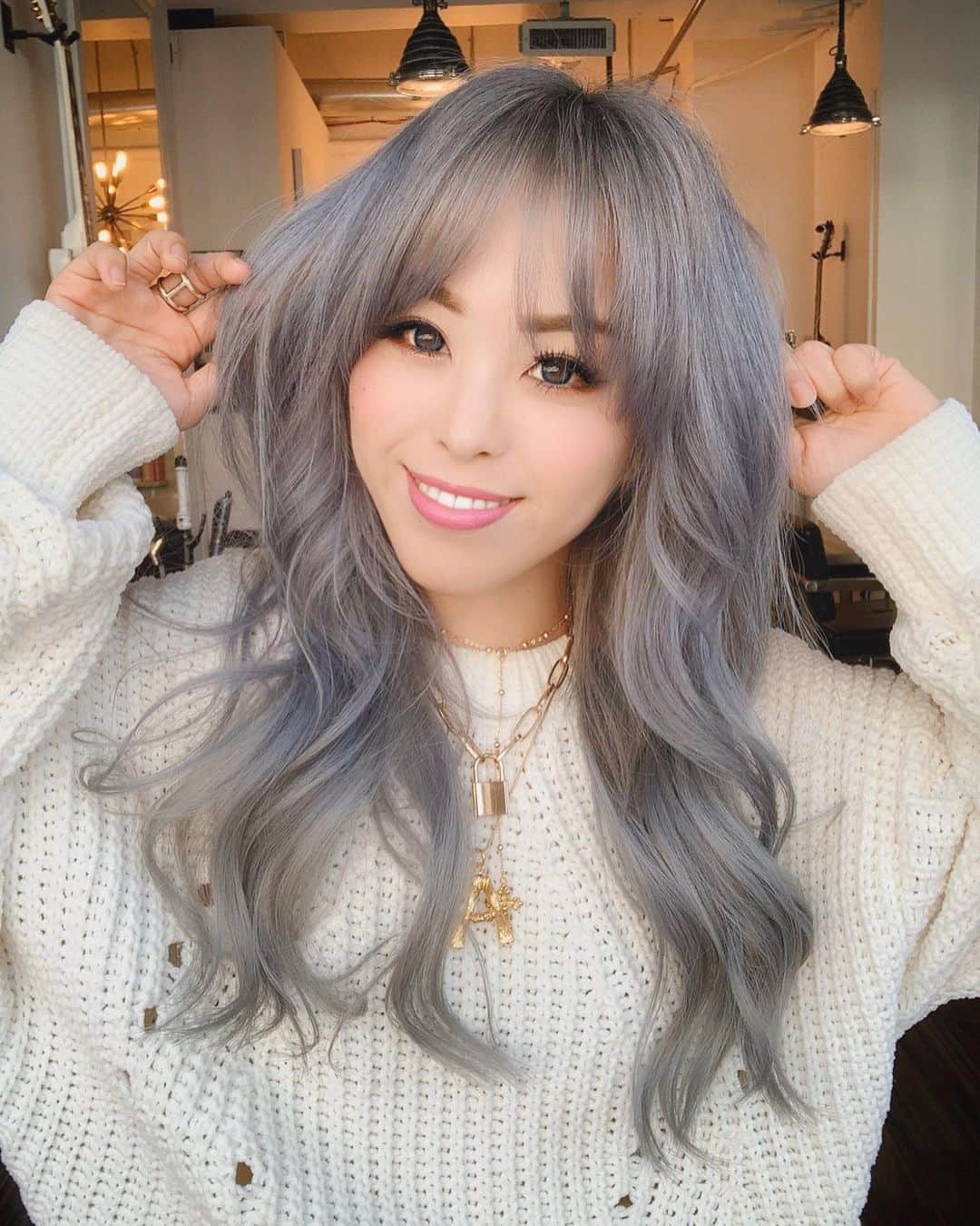 AikA♡ • 愛香 | JP Blogger • ブロガーさんのインスタグラム写真 - (AikA♡ • 愛香 | JP Blogger • ブロガーInstagram)「HAPPY NEW YEARS BABES 💞 🎉✨ New year, who dis!? 😍 I am so sorry for having been extremely MIA for 5 months!! But I am finally back and am so excited to rock this IG world again with new dreams, new goals, new sense of determination and new ME! 👩🏻‍🦳💙﻿ ﻿ I’m so ready to see what 2020 brings, let’s all seek to be our best selves and make it the greatest year yet! ✨🦋 BIGGEST THANK YOU to all of you who have been sending the sweetest messages to check on me! Really didn’t mean to ignore you! ( I literally opened the app only a couple times over the past several months 🤭 ) But I definitely will read each of them and get back to you 💖💖☺️ xo﻿ ——﻿ My new hair Gal @amandashairculture gave me the magic to transform myself from pink to blue grey 💙🤍 She is the sweetest, the kindest, incredibly generous and so talented! Definitely worth the trip to Bremerton ⛴ 😍✨ Thank you so much Amanda! 😘﻿💞 ﻿ ⋆ ⋆ ⋆ ⋆ ﻿ ﻿ 明けましておめでとうございます㊗️🎍✨﻿ ﻿ 5ヶ月間、ずっとインスタ休んでたけど、﻿ めっちゃ可愛いヘアーになって戻って来ましたぁぁ🥰﻿ ピンクも大好きだけど、この色も可愛すぎるぅ✨😍 ﻿ ﻿ 2020年、新しい年🎉﻿ 自分を信じて自分に正直に毎日笑顔ではっぴーに✨😆﻿ 今年ゎ最高の年になりますよーに！﻿ じゃなくて「する！😉💕」だね☺️ ﻿ ﻿ 今年もたくさんオシャレして、﻿ いろんな事にシャレンジして夢を叶えていくぞぉー😆✊🏻﻿ みんなゎどんな年になりそうな予感ですか？orしたい？？ ﻿ ﻿ 今年もまた一年よろしくお願いします💞♥️🎊﻿ -﻿ #aikaslovecloset #loveclosethairnmakeup #grayhair #longhairdontcare #seattlehair #kawaii #美女図鑑 #newyearnewme #2020vision」1月2日 13時09分 - aikaslovecloset