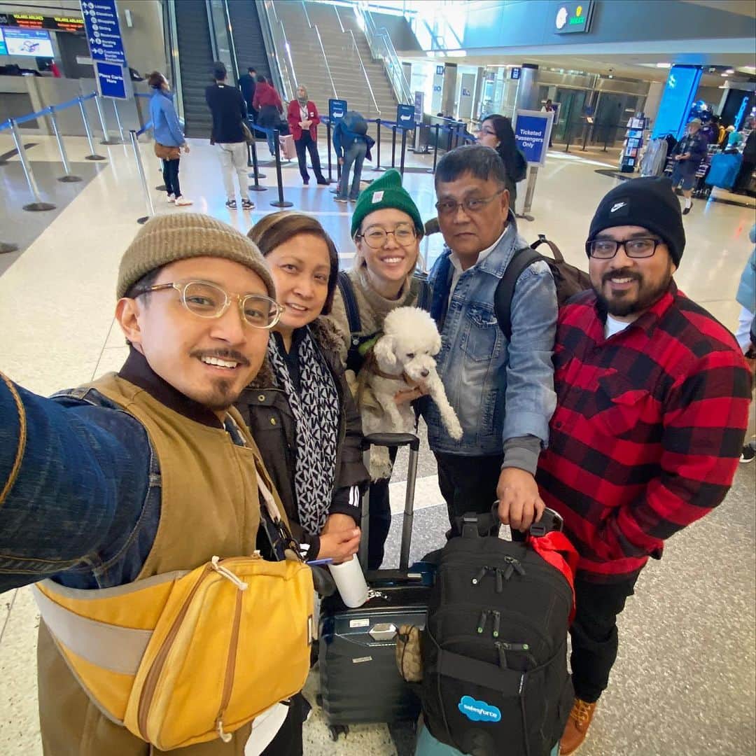 ショーン・エバリストのインスタグラム：「Happy New Year to you all from the Evaristo family ✨💛 . . . Back up on this thing! Looking forward to making things, doing stuff and sharing them with you guys. 🙏🏽」