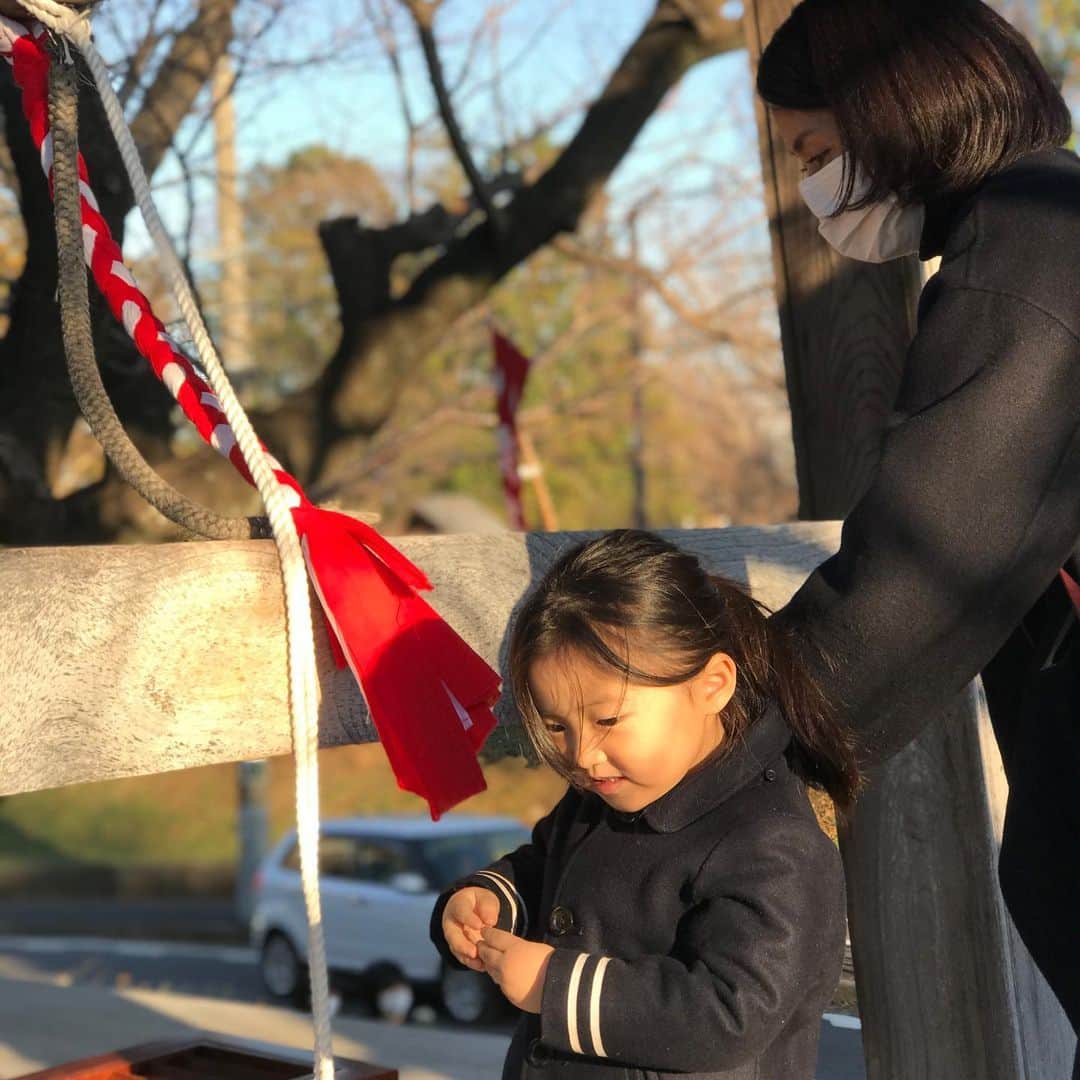 のインスタグラム：「🎍今年の元旦🎍 ＊ カウントダウン後に、毎年みんなでお参りしている実家近くの神社へ初詣へ。 ＊ ＊ ここの神社には獅子舞が来ます。 昨年も子供達は驚きながらも噛まれていただき、とても印象的だったようで、今年も「獅子舞に噛んでもらう！！」と張り切ってお参りに伺ったのですが、、、今年は拝殿の中で舞うのみで、降りては来ませんでした🤣 会えただけでも良い年明けになりました✨ ＊ ＊ ＊ 元旦の朝は自宅で家族でおせちを囲み、お昼からパパの実家へ🏠 ＊ 正真が従兄弟との遊びに夢中の間、3人でお散歩しながら近くの神社にお参りへ行ってみることに⛩ ＊ 除夜の鐘も鳴らすことができたり、良いこともたくさん続いて！これまたパワーをたくさんもらえるお参りとなりました！嬉しい🙌💕 ＊ 今年も頑張れそうだ♫ ＊ #初詣　#除夜の鐘　#絵馬　#未有の成長を感じる　#感謝　#地元の神様」