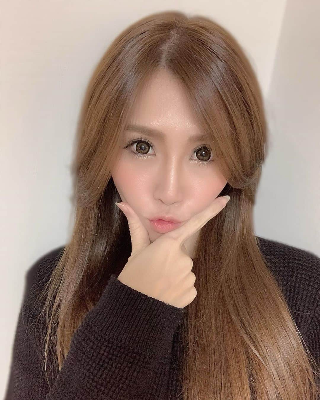 のインスタグラム：「. . お天気良くて気持ちいい☀️🌈(リビングだとw) 外に出たら寒いんだろうけど😵 . 呪縛から解き放たれてHAPPYだ🥳🎉 #取捨選択 . . #2020年 #お正月 #シングルマザー #シンママ #シンママライフ #女の子ママ #3歳 #ママでも綺麗でいたい #ママでも綺麗に #アラフォー #アラフォーママ #ロングヘア #ストレートヘア #singlemother #momlife #girlsmom #데일리룩 #셀카 #뷰티스타그램」