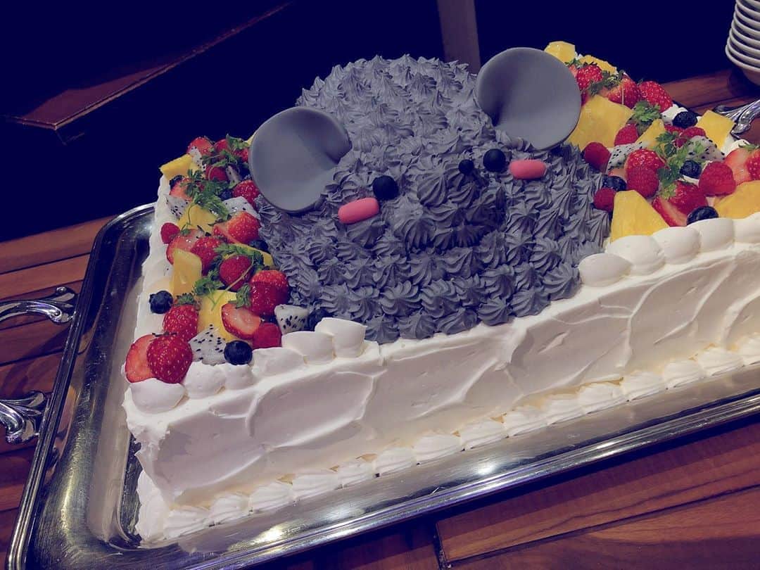 木下友里さんのインスタグラム写真 - (木下友里Instagram)「2020、ねずみ年  パセラさんがねずみのケーキをくださりました！！ そして飽きるまでInstagramは担当カラーの青フィルターにしようと思います(気まぐれ)」1月2日 13時17分 - yuuri_kinoshita