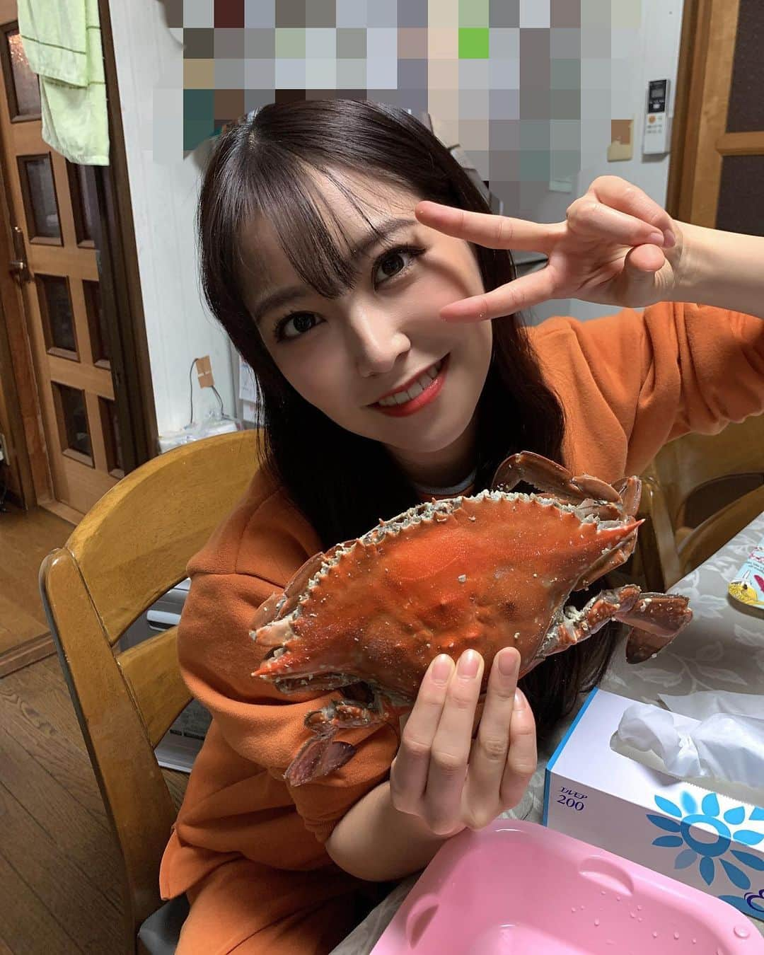 白間美瑠さんのインスタグラム写真 - (白間美瑠Instagram)「おばあちゃん家👵 かにが大量だー🦀 ・ パジャマおばあちゃんの貸してもらったよ！蟹色に染まったー🦀」1月2日 13時17分 - shiro36run