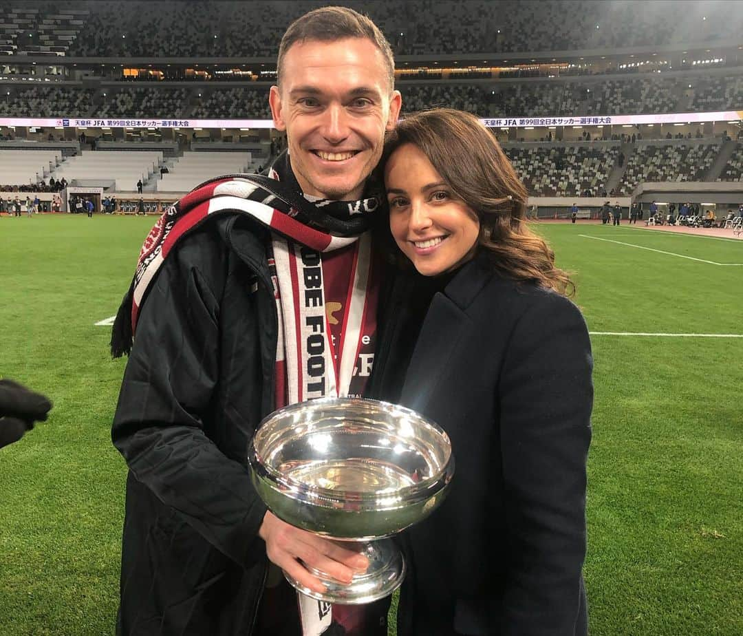 トーマス・フェルメーレンさんのインスタグラム写真 - (トーマス・フェルメーレンInstagram)「First trophy for the club! Proud to play my part in this historic moment. Especially grateful to the supporters of Vissel Kobe.」1月2日 13時31分 - thomasvermaelen