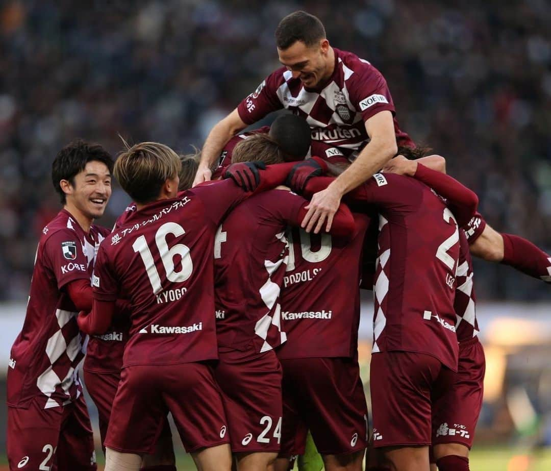 トーマス・フェルメーレンさんのインスタグラム写真 - (トーマス・フェルメーレンInstagram)「First trophy for the club! Proud to play my part in this historic moment. Especially grateful to the supporters of Vissel Kobe.」1月2日 13時31分 - thomasvermaelen