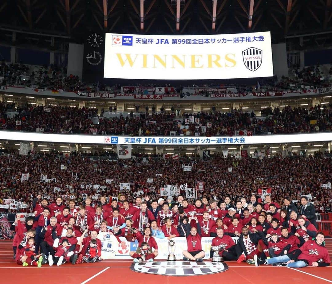 トーマス・フェルメーレンさんのインスタグラム写真 - (トーマス・フェルメーレンInstagram)「First trophy for the club! Proud to play my part in this historic moment. Especially grateful to the supporters of Vissel Kobe.」1月2日 13時31分 - thomasvermaelen