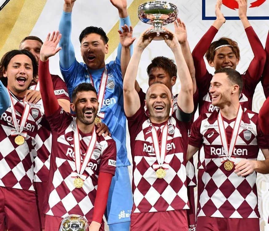 トーマス・フェルメーレンさんのインスタグラム写真 - (トーマス・フェルメーレンInstagram)「First trophy for the club! Proud to play my part in this historic moment. Especially grateful to the supporters of Vissel Kobe.」1月2日 13時31分 - thomasvermaelen