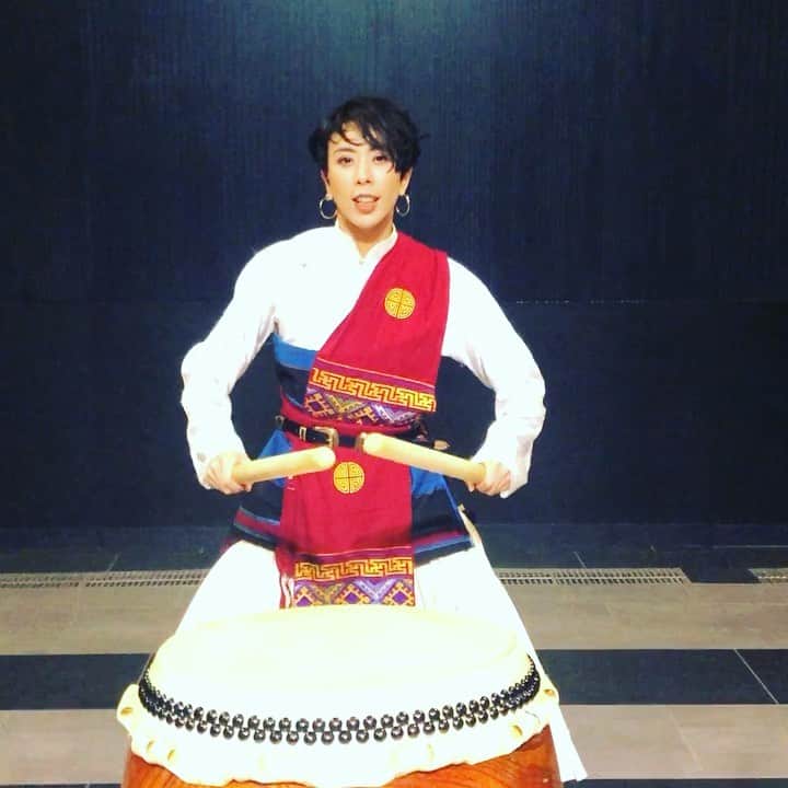LOVEのインスタグラム：「新年のご挨拶ー！with 和太鼓！  MVの撮影、ロケーションが相馬と奈良、という東北関西のご縁！つないでくれた、 何かしかの位が高いに違いない @steve_eto さまのコーディネートに大感謝！  奈良のチーム和太鼓、ほんとにかっこよかったです！🥁 #LIFEgrace」
