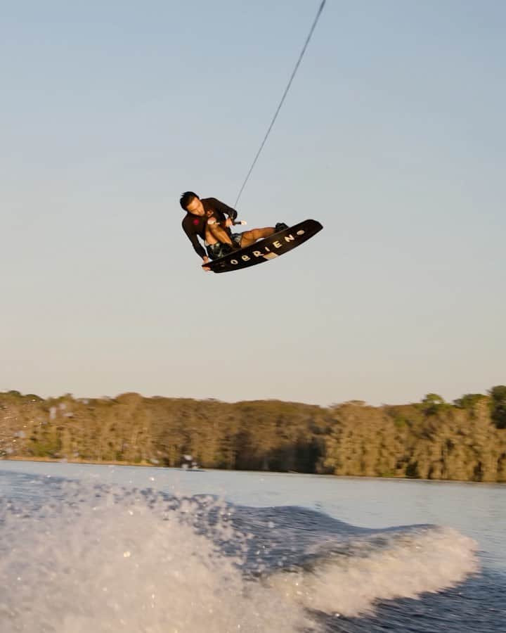 手塚翔太のインスタグラム：「1/1 first set of the year. 2020 Go Big more then EVER!  元旦初滑り。 2020年もいつも以上にぶっ飛んで行きます！ 皆様今年も宜しくお願い致します！  @redbull @redbulljapan @hoken_zenbu @seisho_2000 @piloxs_shinohara @fitness_gym_t.i.s @blalawetsuits @supra_boats @obrienwatersports @hilx 📹:@agarabaghi」
