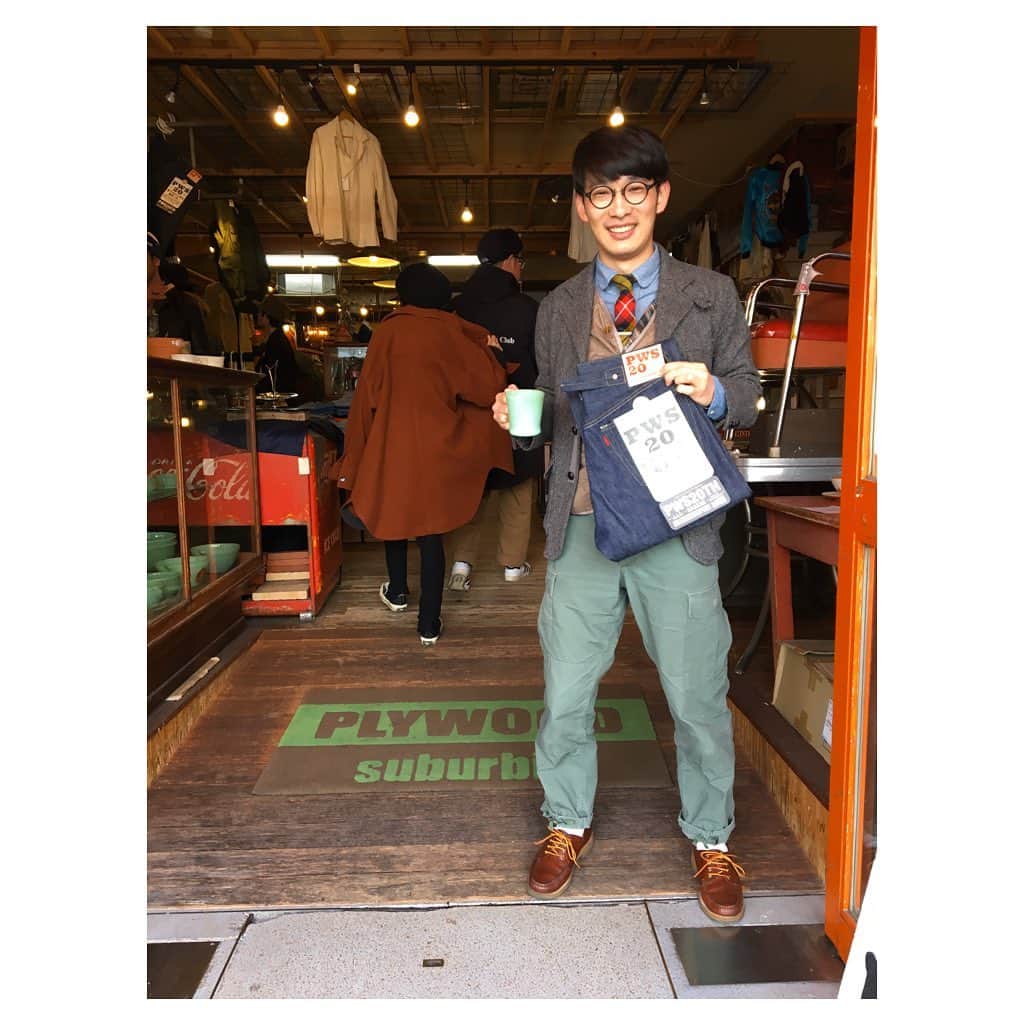 ねりお弘晃さんのインスタグラム写真 - (ねりお弘晃Instagram)「⠀ ⠀ 今年最初の買い物は、岡山古着屋の老舗『プライウッド・サバーヴィア』のオリジナルデニムとファイヤーキングのマグです！👖☕️ ⠀ ⠀ #プライウッドサバーヴィア #デニム #ファイヤーキング #ジェダイ #古着 #アメトラ #岡山」1月2日 13時29分 - hiroaki_nerio