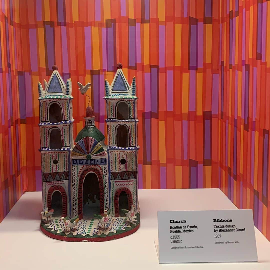 川辺ヒロシのインスタグラム：「Museum of International Folk Art アレキサンダー・ジラルドが世界中から集めたり作ったりしたフォークアートが圧巻の量で展示の仕方が細かすぎてヤバすぎ。3年休みなくかかりきりで作り上げた世界らしい。 孫のコリーに案内してもらって色々説明聞けてラッキーだった。夜はジラルドが手がけたコンパウンドレストランに。」