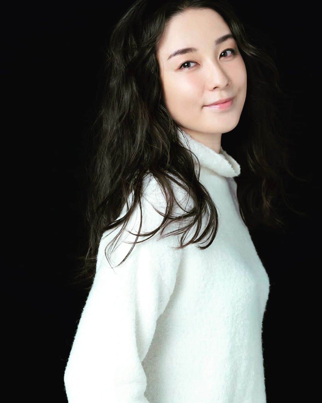 のインスタグラム：「Happy new year🌈2020🥳🥳🥳 Wishing your happiness‼️ * * ✨Be yourself, Trust your intuition and Stay positive✨ * * #2020 #newyear #newera #olympics2020  #japanlife #lovejapan #japaneseactress  #tokyolife #tokyogram」