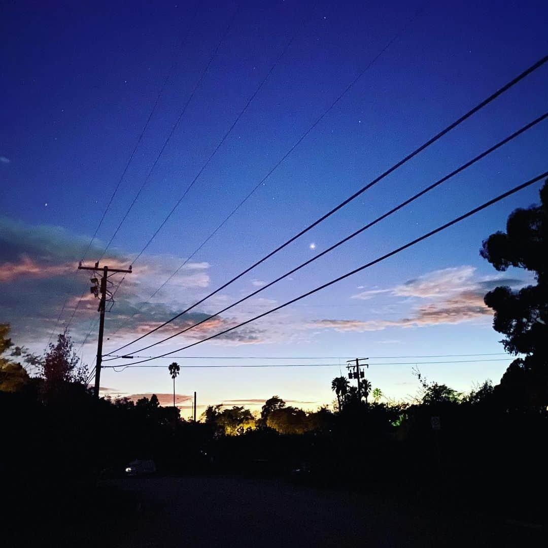 グウィネス・パルトローさんのインスタグラム写真 - (グウィネス・パルトローInstagram)「I spent my early childhood gazing up at the power line and palm tree outside my Southern California window. Walking to dinner tonight, I was reminded of the power we have as children to manifest the who and what and how of what we will become. We can realize  whatever we want to when we have strong, clean intention, and strength of heart. It’s day one of a new decade, it’s all yours. Make it what you want it to be. It’s in your hands. Happy New Year.」1月2日 13時43分 - gwynethpaltrow