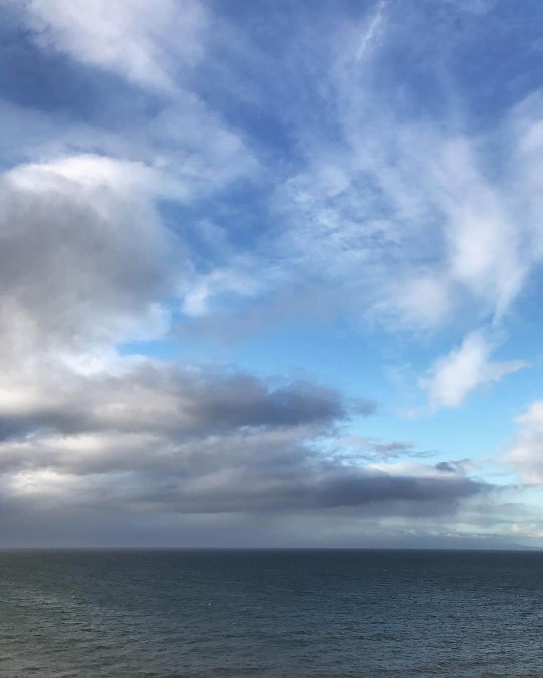 Robin May Flemingのインスタグラム：「We took a walk today on the crumbling bluffs. The path I loved so much is now just a memory in midair.」