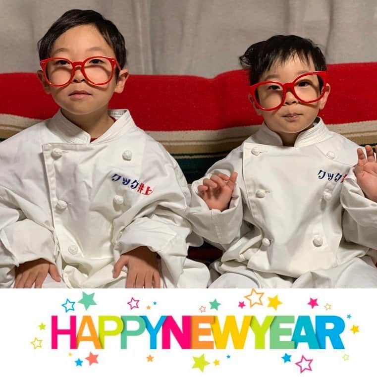 のインスタグラム：「㊗️𝙃𝙖𝙥𝙥𝙮 𝙉𝙚𝙬 𝙮𝙚𝙖𝙧 𝟮𝟬𝟮𝟬㊗️ 本年も井上家➕ツインクル➕クック井上。を 宜しくお願い申し上げます ┏ ━┳━┳━┳━┓ ┣━ ┃┃┣━┃┃┃ ┃ ━┫┃┃━┫┃┃ ┗ ━┻━┻━┻━┛ 👄2020も喋りと食を混ぜ混ぜします🍳  #あけおめ #あけおめことよろ #謹賀新年 #年賀状 #2020 #あけましておめでとうございます #happynewyear #happynewyear2020 #料理 #料理好きな人と繋がりたい #餃子好きな人と繋がりたい #餃子　#ギョウザ #ギョーザ #ぎょうざ #gyoza  #レシピ #グルメ #料理男子 #野菜ソムリエ #アスリートフードマイスター #フードコーディネーター #食育インストラクター #こども成育インストラクター #料理研究家 #料理芸人 #餃子芸人  #クック井上。」