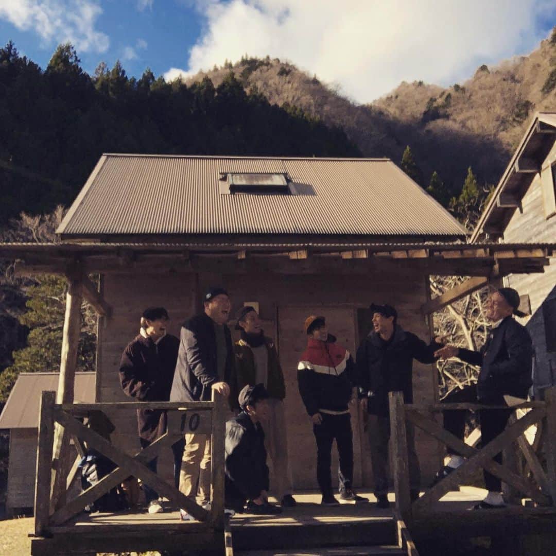 加瀬部駿介（フレンチぶる）のインスタグラム：「明けましておめでとうございます！ 2020年もよろしくお願いします！  年末は事務所の同期メンバーで激安最高キャンプ旅行に行ってきました！ バカみたいに食って飲んでパターゴルフしてたらパズルにしたいぐらいいい写真が撮れたので載せさせていただきます！ 最後の写真はいい感じの川を見つけて走り出す躍動感たっぷりの僕です！  さてさて昨年にも告知しましたが 10日に主催ライブがありますので改めて告知させていただきます！  第三弾　フレンチぶる主催ライブ 『絵馬に「キミと付き合いたい」って書けないから、「第一志望校合格」っていう第二希望を書いちゃったボク。』 【日程】1／10(金) 【時間】開場19:45／開演20:00 【場所】新宿ゴールデン街劇場 【料金】¥1,000 【ゲスト】あはは、石出奈々子、キズマシーン、八田荘  是非遊びに来てほしいです！ ステキな時間を過ごしましょー！」