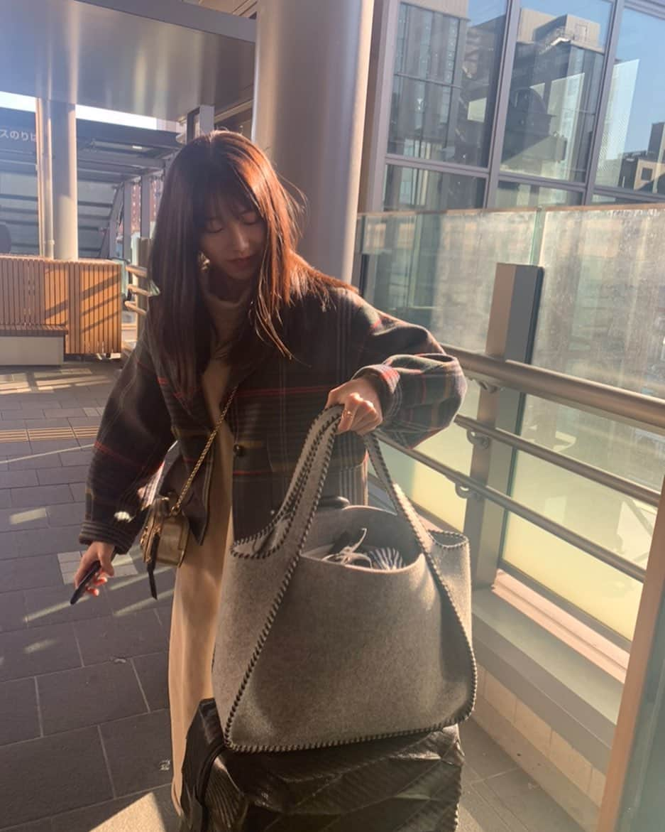 横山由依さんのインスタグラム写真 - (横山由依Instagram)「🧥 #avie 👗 #stylemixer 👜 #chloe 🧳 #stellamccartney」1月2日 14時05分 - yokoyamayui_1208