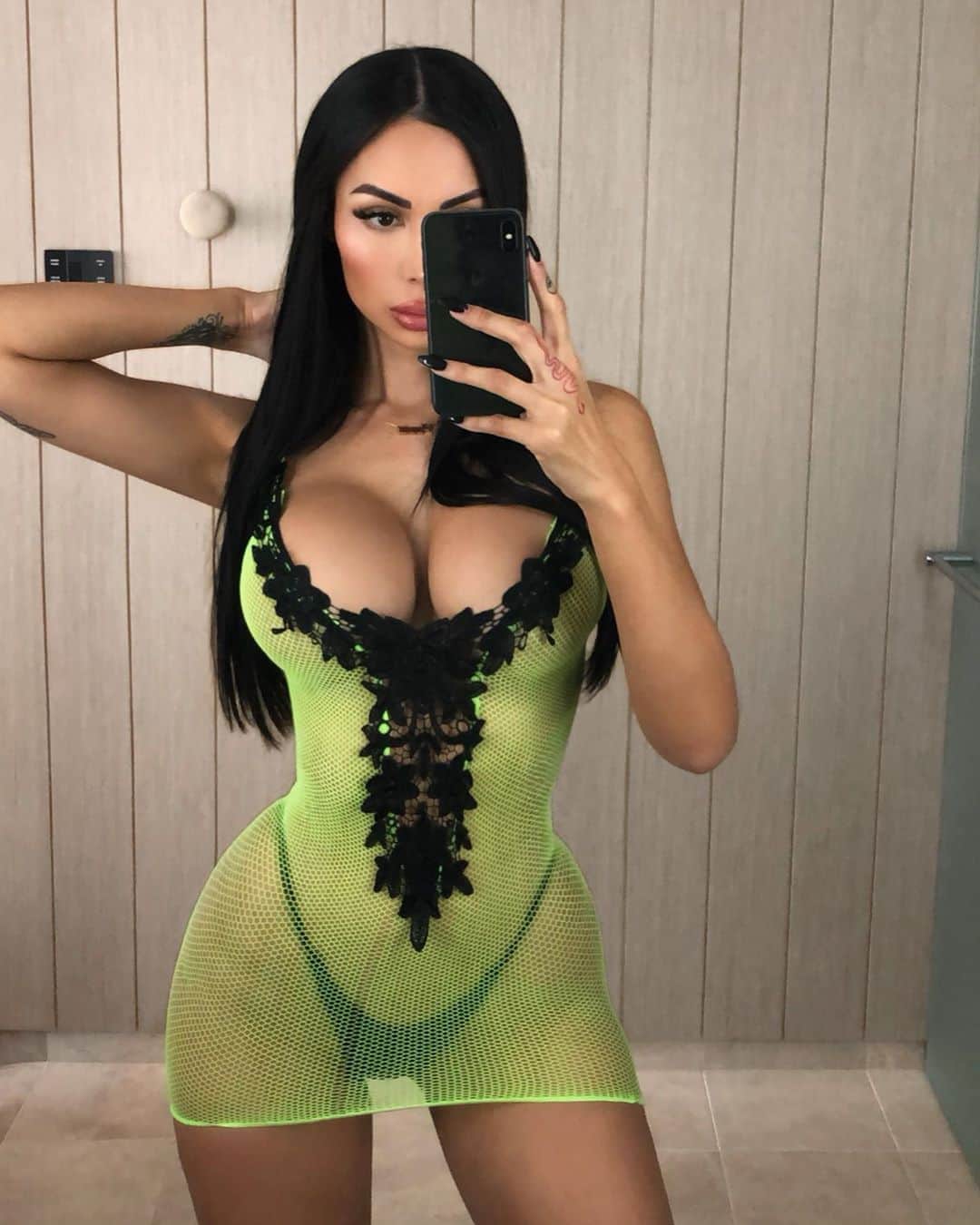 ANNELESE MILTONのインスタグラム：「@fashionnova AD ⭐️ 2020 will be my year of dropping off dead weight. If you don’t motivate me .... cyaaa 👋🏼 if you’re not moving up with me you might as well be pulling me down #levelup」