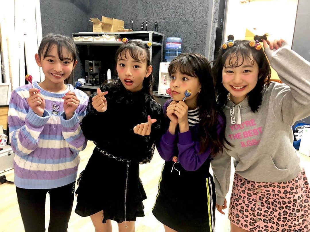 ニコ☆プチのインスタグラム：「🍬🍬🍬🍬 お正月いかがお過ごしでしょうか🐭💓 . . 2月号おふしょ~~🥳✨ . . #有坂心花  #川合菖蒲  #松本麗世  #八木珠梨  #withチュッパチャプス🍬」