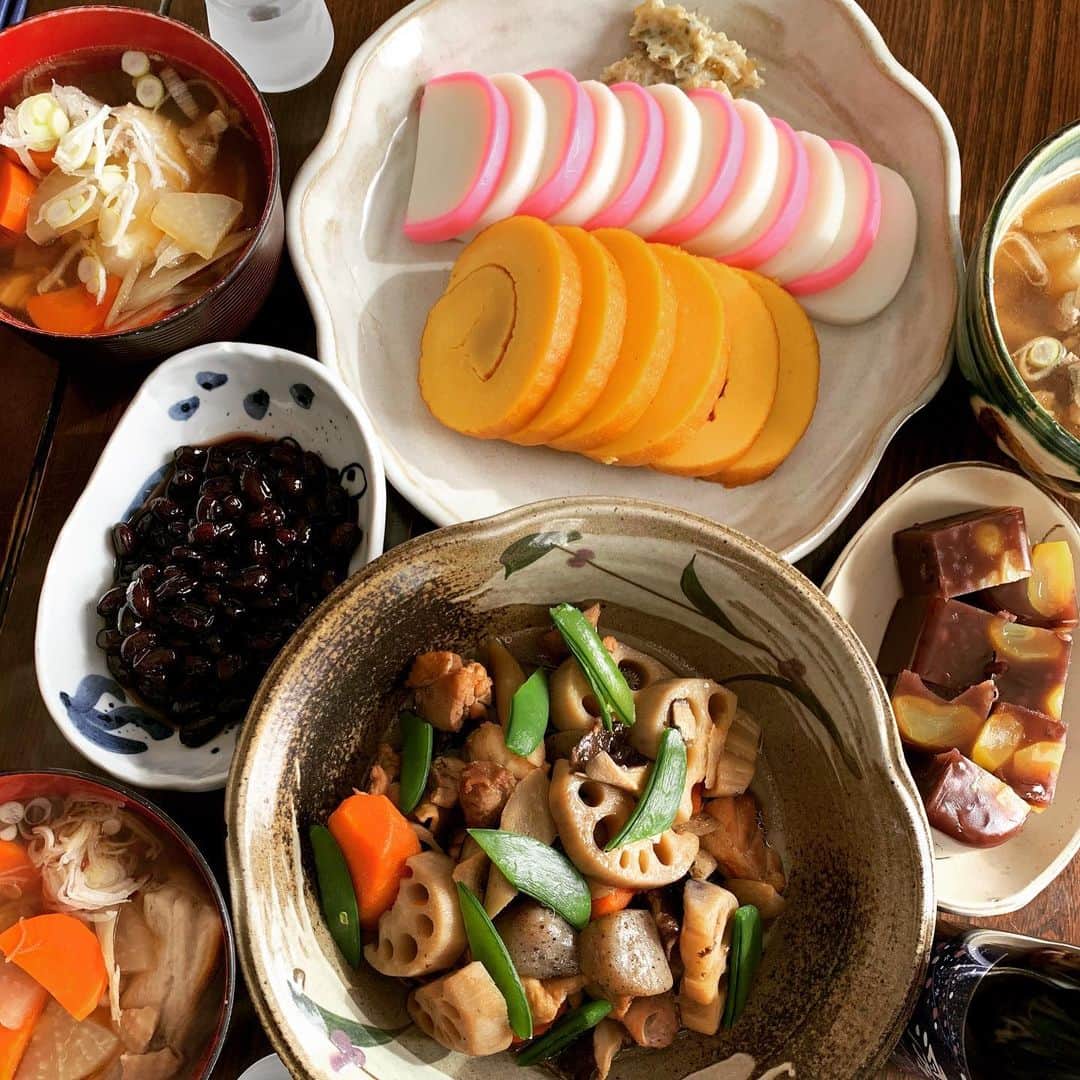 のインスタグラム：「平和な正月。 色気のない正月料理を作ったわ。 十分十分。 動物たちも元気。  昼間っから酒飲んでもうなんもしなーい！  #正月 #おせち  #簡単 #適当 #色気 #ゼロ #酒 #寝る #幸せ」