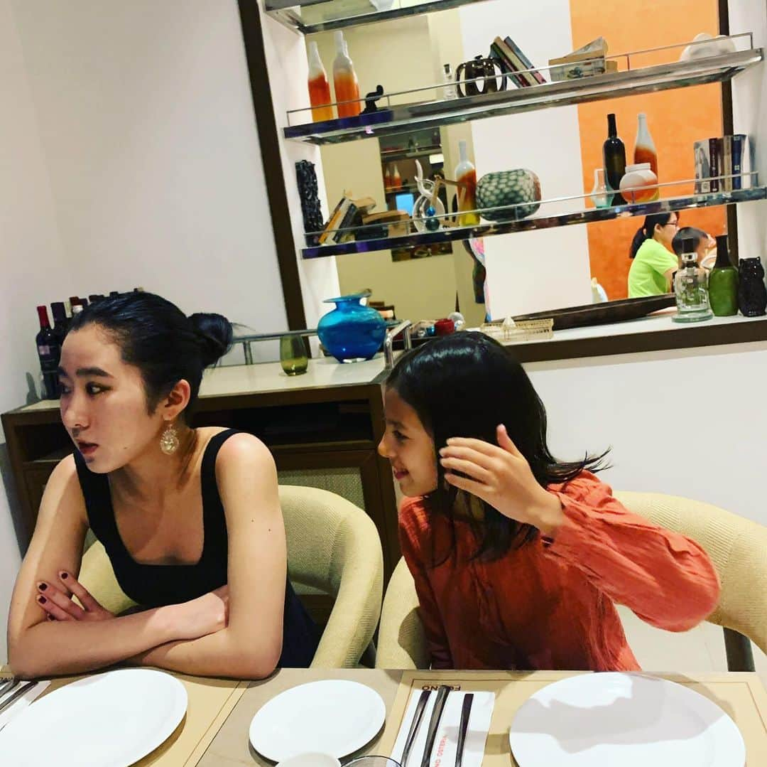 大草直子さんのインスタグラム写真 - (大草直子Instagram)「今日も快晴！　のボラカイ島。新著をゆっくりと読んでいます。たくさんの人たちのアイデアと愛情で、完成した本。おしゃれだけではなく、自分自身、という世界でただ一つの宝物を愛する方法も書いたつもりです。身体をケアすることも、その１つ。一生付き合っていく自分の身体と心を、どのくらい好きになれるか。早くTIPSを見つけたもの勝ち♡ @amarc_official  #おしゃれとは #何枚の服を持っているかでも #どんなブランドのバッグを #買ったかではなく #ただただ自分をもっと好きになる #１つの方法 #それだけで #同時にとても尊い #おしゃれ＝所有 #ではないのです」1月2日 14時09分 - naokookusa