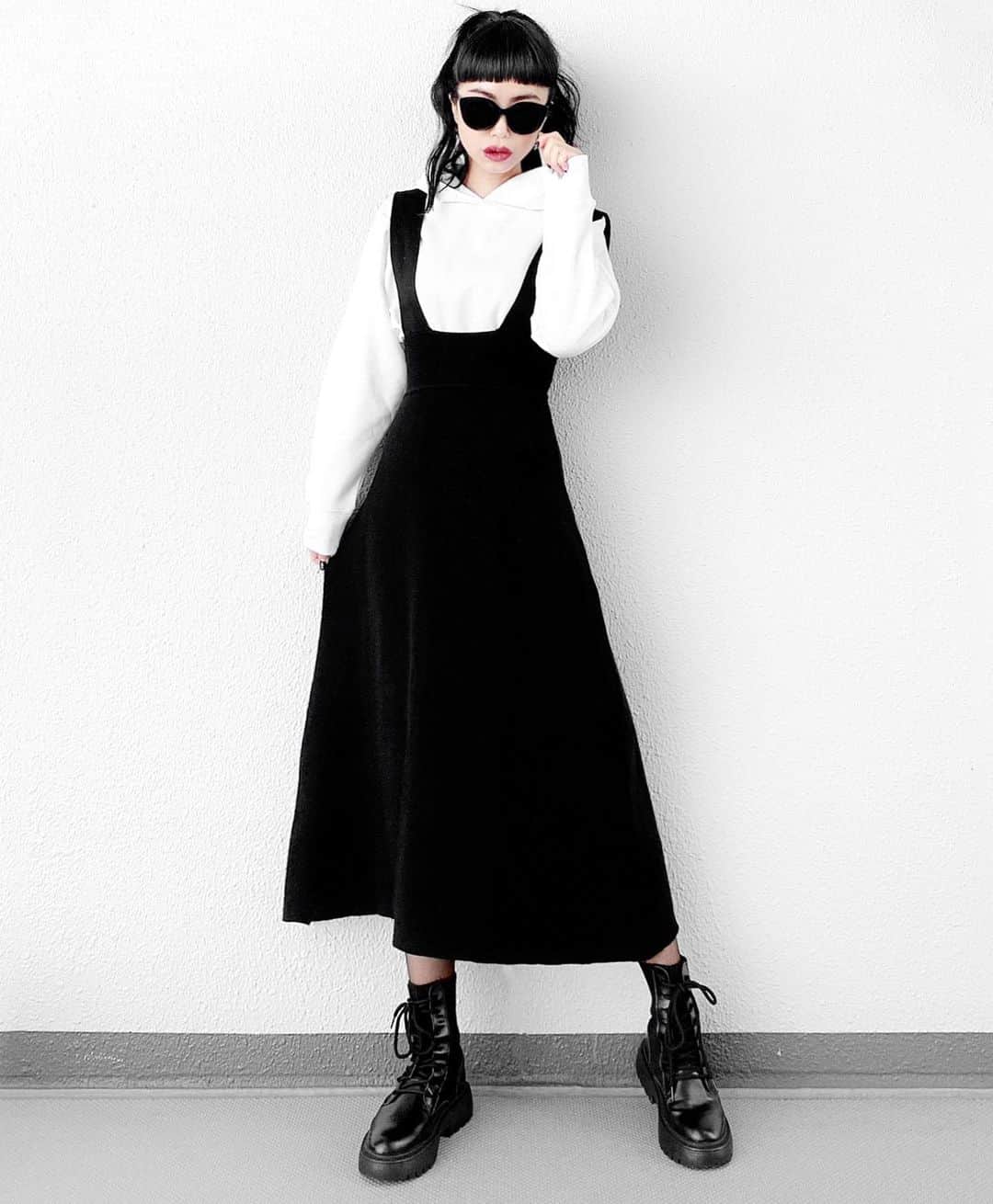 lve_xxxxのインスタグラム：「.﻿ .﻿ 先日 @zara のSALEを﻿ 物色してて捕獲したHoodie﻿ ﻿ ¥2,990-やったもんでSALE価格やと﻿ 思ったら定価だった件😂﻿ ﻿ 裏起毛でぬくいから﻿ ま、いっか！笑﻿ ﻿ スカートはお気に入り🖤﻿ ﻿ @lveu.official ﻿ ☑︎ Knit jumper skirt ﻿ ﻿ 取り敢えず伸びます😂笑﻿ 楽チンながらスタイルアップして﻿ 見えるので是非に着て頂きたい🙈﻿ ﻿ 厚手のTOPSも窮屈なく﻿ INできるのでストレスフリー🙆‍♀️﻿ ﻿ outerはもう見飽きたと﻿ ご指定受けそうですが…😂﻿ ﻿ ☑︎ Volumy eco down jacket﻿ ﻿ だって、これ軽くて着やすく﻿ なにより、温いんですもの♨️﻿ ﻿ 1/6迄 ご予約特典300円OFF﻿ 送料無料クーポン兼用可﻿ ﻿ 是非ご検討ください🖤﻿ 2020も宣伝ちょいちょい﻿ 挟ませてくださいませ…🙇‍♀️爆﻿ ﻿ ﻿ その他コーデアイテム詳細は﻿ WEARをご覧くださいませ。﻿ ﻿ WEAR ： lvexxxx ﻿ 💻 https://wear.jp/sp/lvexxxx/﻿ ﻿ －－－－－－－－－－－－－－－－－－﻿ ﻿ 📢コメント頂ける際は、﻿ 最新投稿にお願い致します。﻿ ﻿ 過去投稿に頂いた際、気がつかない事もあり﻿ お返事致しかねる場合が御座います🙇‍♀ ️﻿ ﻿ ﻿」