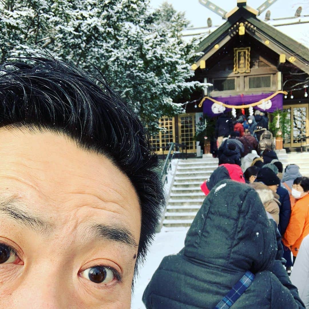 阿部浩貴のインスタグラム：「あけましておめでとうございます。 地元で正月を迎えました。 少ない雪で雪遊び。」