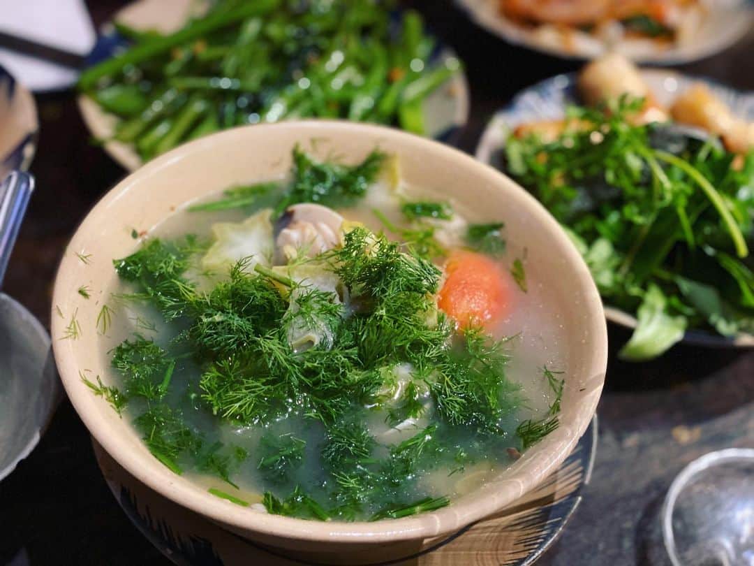 のインスタグラム：「閑静な住宅街にある 素敵なVietnam家庭料理のお店。 ・ あのアンジェリーナ・ジョリーとブラッド・ピットがハネムーンで訪れた事でも有名。 ・ インテリア、お皿、何から何まで素敵だった。 また行きたいお店。 ・ もちろんお味もGOOD✨ ・ 私たちは本店の向かいにある方で頂きましたが、内装は両方素敵。 ・ #cucgachquan  #vietnamesefood  #nicerestaurant  #hochiminh」