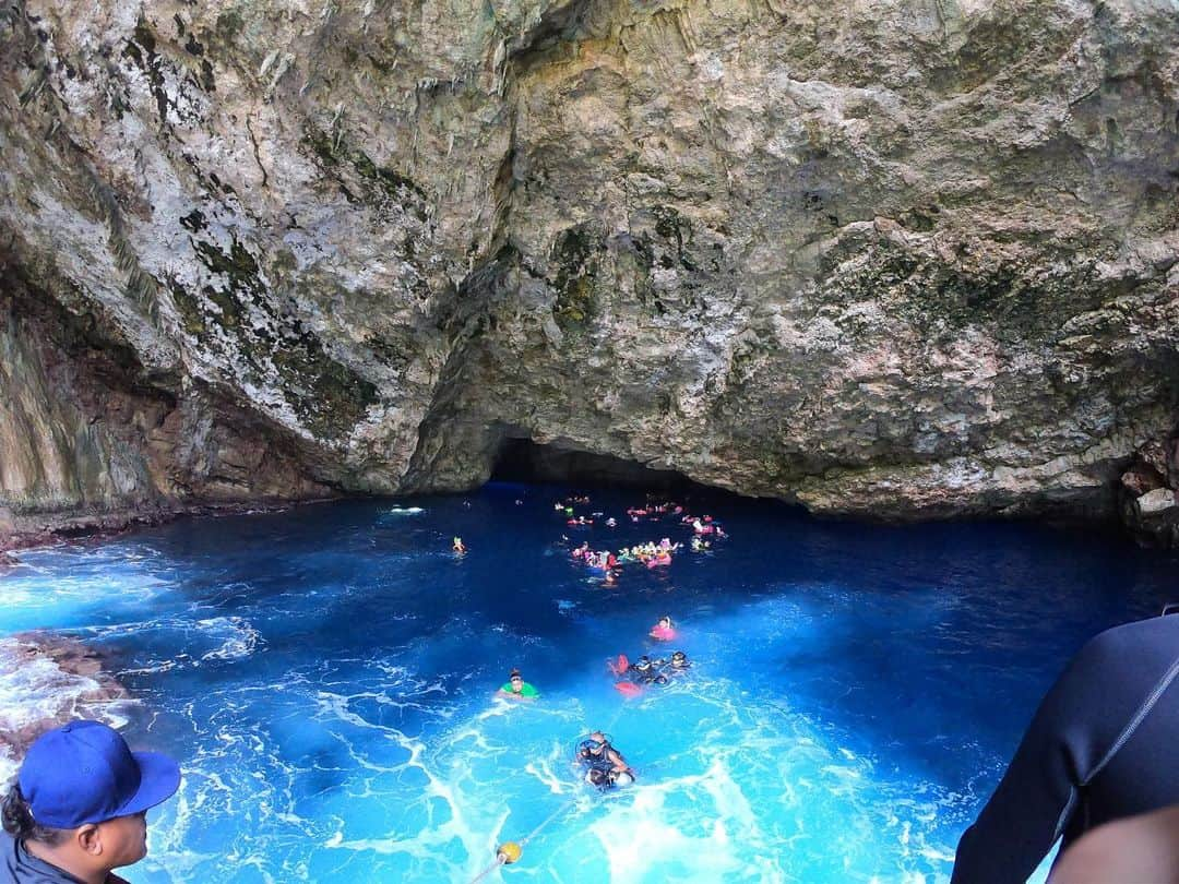 島田晴香さんのインスタグラム写真 - (島田晴香Instagram)「The Grotto  この写真加工なしっ！ 本当に青かったし 綺麗だった☺︎✨✨ 今回の旅のテーマは "ぐだぐだする" だったんだけど 急遽行きたくなって 行ってきました😂  私は今回はシュノーケリングだけだったけど次回はダイビングやりたいな🤿  #saipan #grotto」1月2日 14時17分 - shimadadesu_official